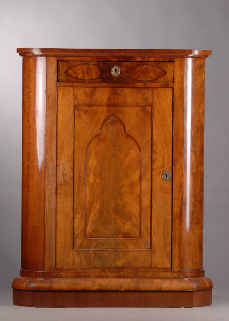 Eckschrank, Berlin um 1860, Korpus Weichholz, Ahorn und Mahagonifurnier, zum Teil gespiegelt verlegt, Fuß und Kopf verkröpft, gothisierende ...