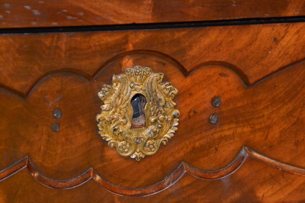 Detail a: Eckschrank, Berlin um 1860, Korpus Weichholz, Ahorn und Mahagonifurnier, zum Teil gespiegelt verlegt, Fuß und Kopf verkröpft, gothisierende ...