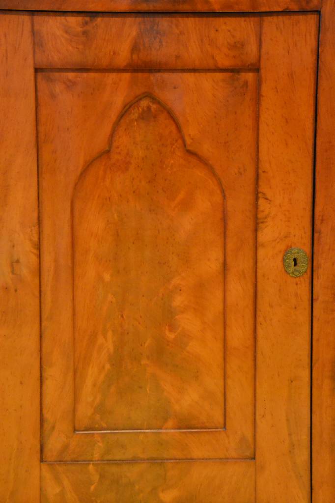 Detail b: Eckschrank, Berlin um 1860, Korpus Weichholz, Ahorn und Mahagonifurnier, zum Teil gespiegelt verlegt, Fuß und Kopf verkröpft, gothisierende ...