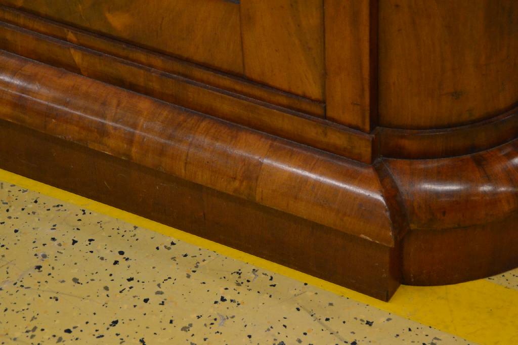 Detail c: Eckschrank, Berlin um 1860, Korpus Weichholz, Ahorn und Mahagonifurnier, zum Teil gespiegelt verlegt, Fuß und Kopf verkröpft, gothisierende ...