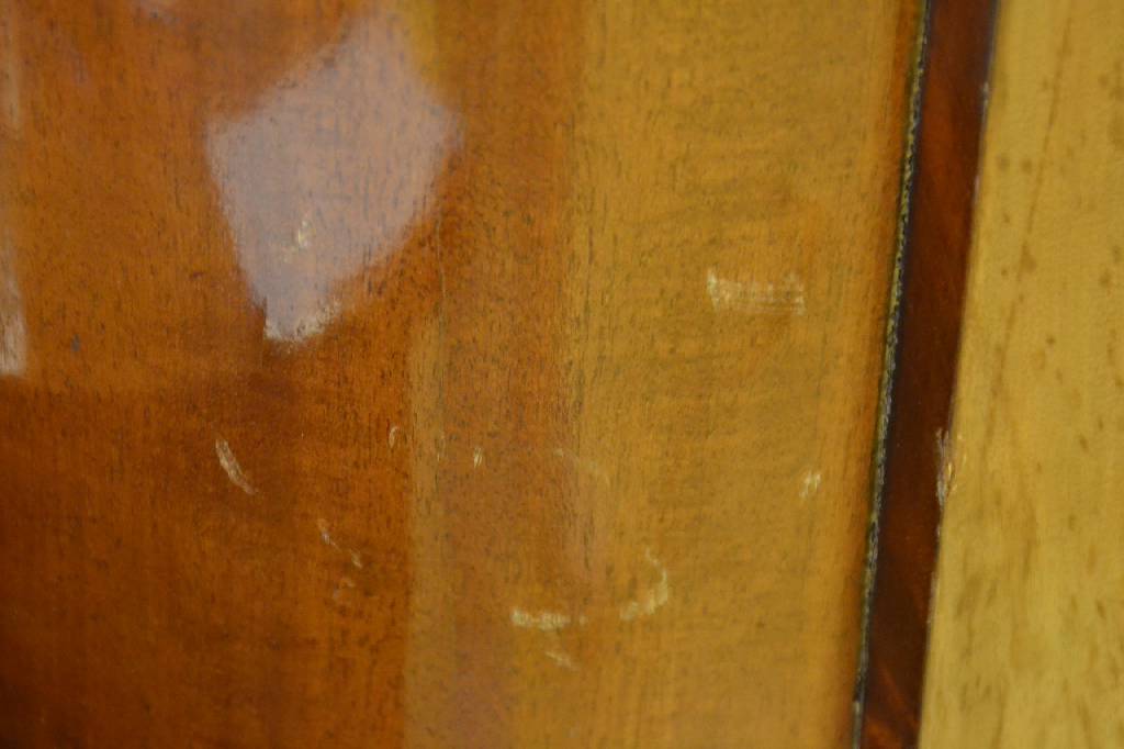 Detail d: Eckschrank, Berlin um 1860, Korpus Weichholz, Ahorn und Mahagonifurnier, zum Teil gespiegelt verlegt, Fuß und Kopf verkröpft, gothisierende ...