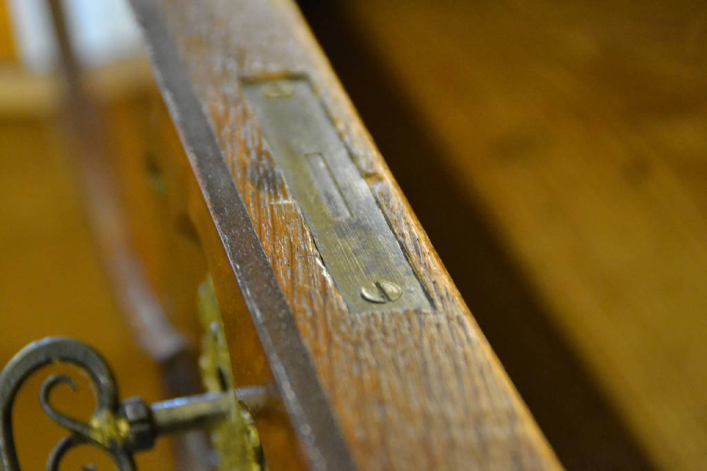 Detail e: Eckschrank, Berlin um 1860, Korpus Weichholz, Ahorn und Mahagonifurnier, zum Teil gespiegelt verlegt, Fuß und Kopf verkröpft, gothisierende ...