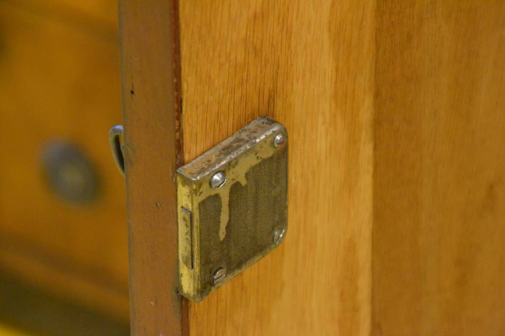 Detail f: Eckschrank, Berlin um 1860, Korpus Weichholz, Ahorn und Mahagonifurnier, zum Teil gespiegelt verlegt, Fuß und Kopf verkröpft, gothisierende ...