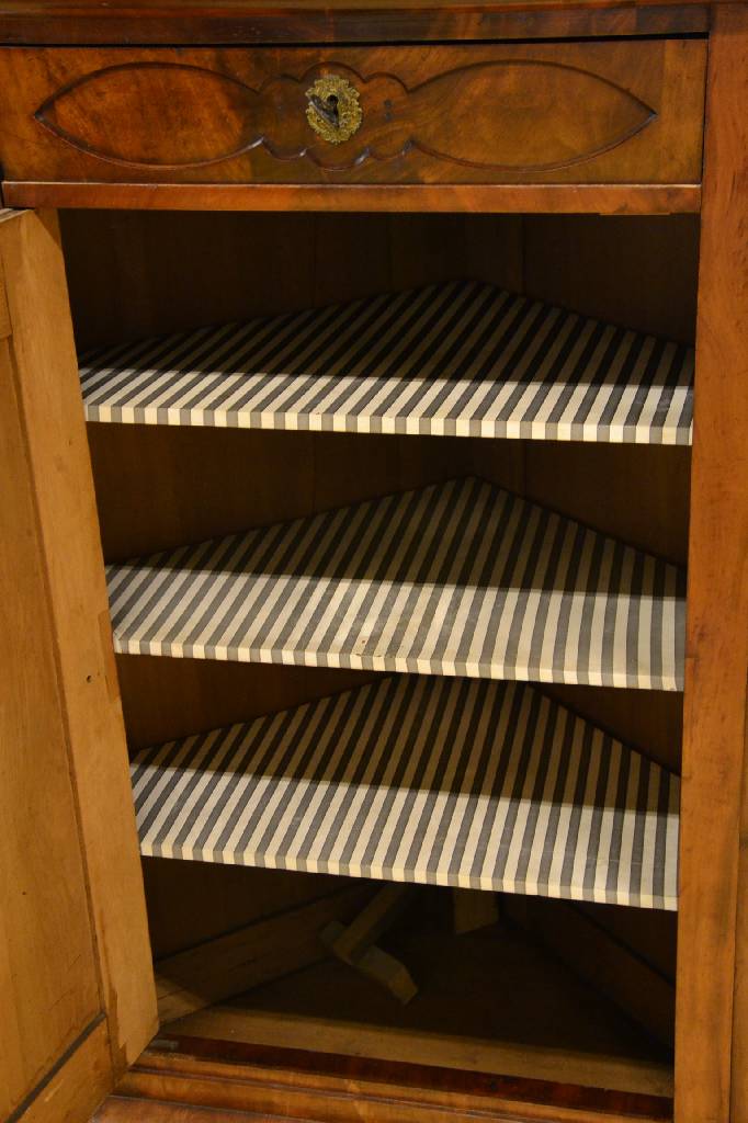 Detail g: Eckschrank, Berlin um 1860, Korpus Weichholz, Ahorn und Mahagonifurnier, zum Teil gespiegelt verlegt, Fuß und Kopf verkröpft, gothisierende ...