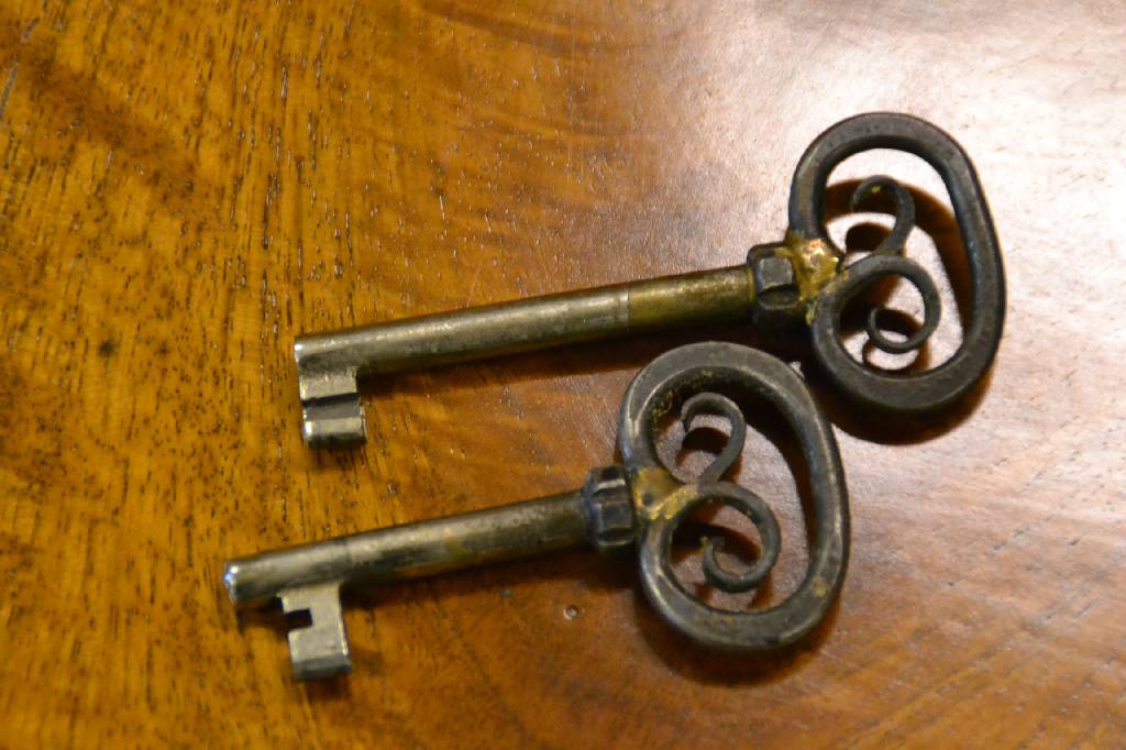 Detail h: Eckschrank, Berlin um 1860, Korpus Weichholz, Ahorn und Mahagonifurnier, zum Teil gespiegelt verlegt, Fuß und Kopf verkröpft, gothisierende ...