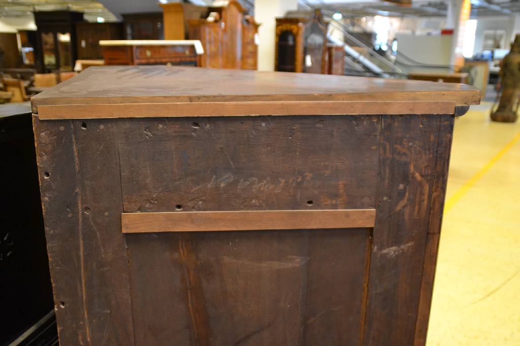 Detail i: Eckschrank, Berlin um 1860, Korpus Weichholz, Ahorn und Mahagonifurnier, zum Teil gespiegelt verlegt, Fuß und Kopf verkröpft, gothisierende ...