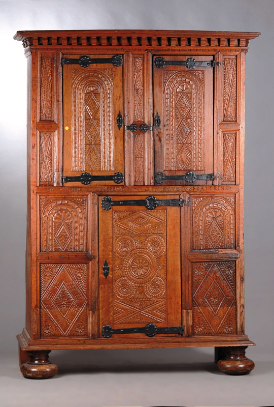 Bauernschrank, mitteldeutsch, dat. 1638, Eiche, Kopf vielfach unterschiedlich profiliert, mit aufgesetztem Fries, 3-türig, dieses kassettiert, ...