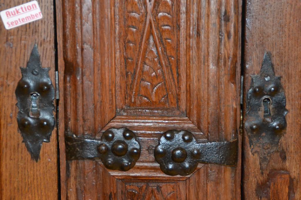 Detail a: Bauernschrank, mitteldeutsch, dat. 1638, Eiche, Kopf vielfach unterschiedlich profiliert, mit aufgesetztem Fries, 3-türig, dieses kassettiert, ...