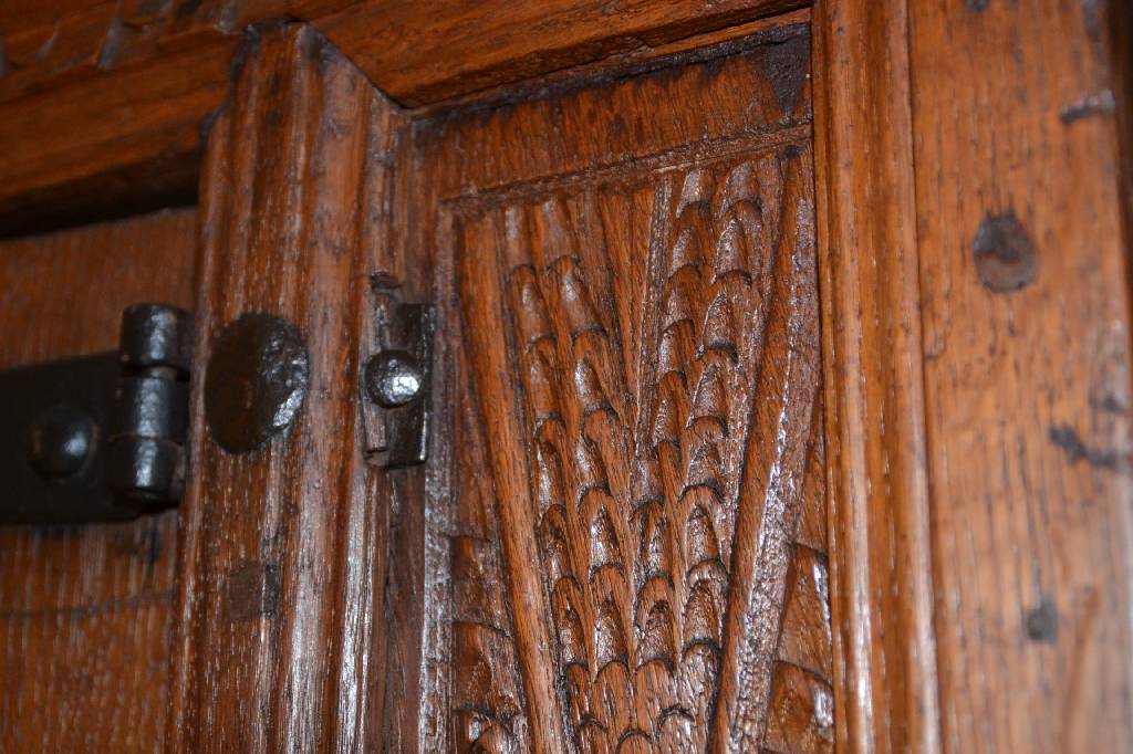 Detail b: Bauernschrank, mitteldeutsch, dat. 1638, Eiche, Kopf vielfach unterschiedlich profiliert, mit aufgesetztem Fries, 3-türig, dieses kassettiert, ...
