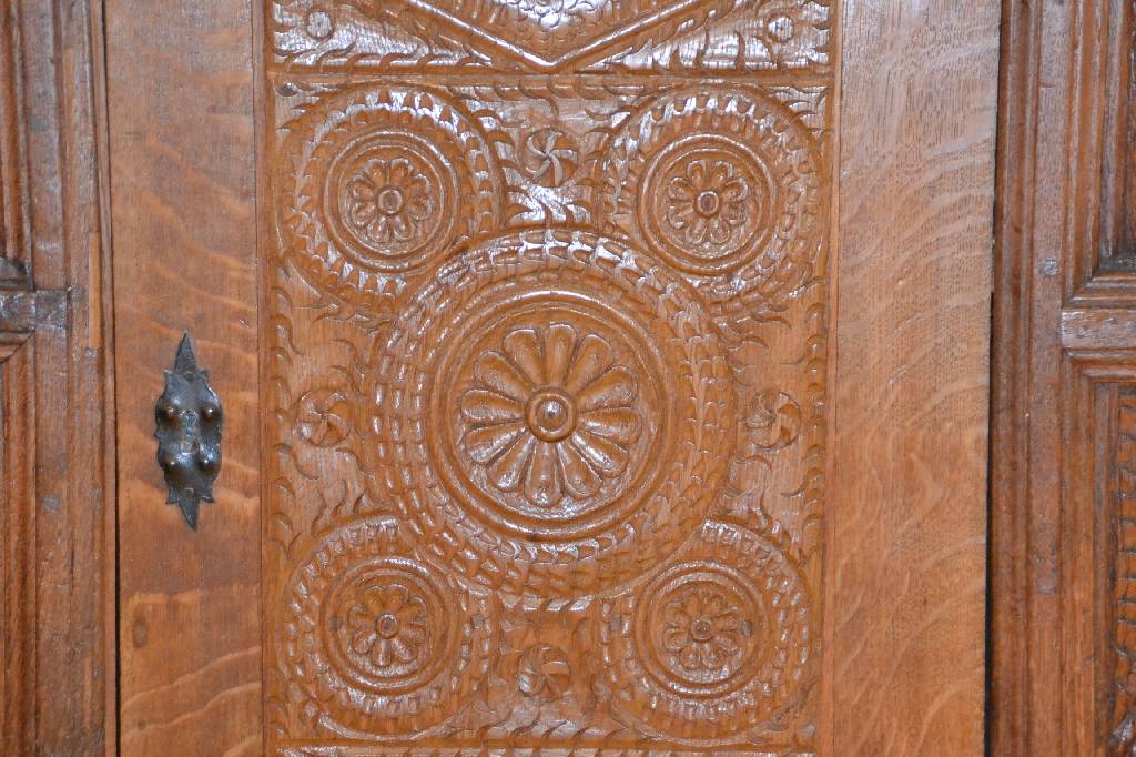 Detail c: Bauernschrank, mitteldeutsch, dat. 1638, Eiche, Kopf vielfach unterschiedlich profiliert, mit aufgesetztem Fries, 3-türig, dieses kassettiert, ...