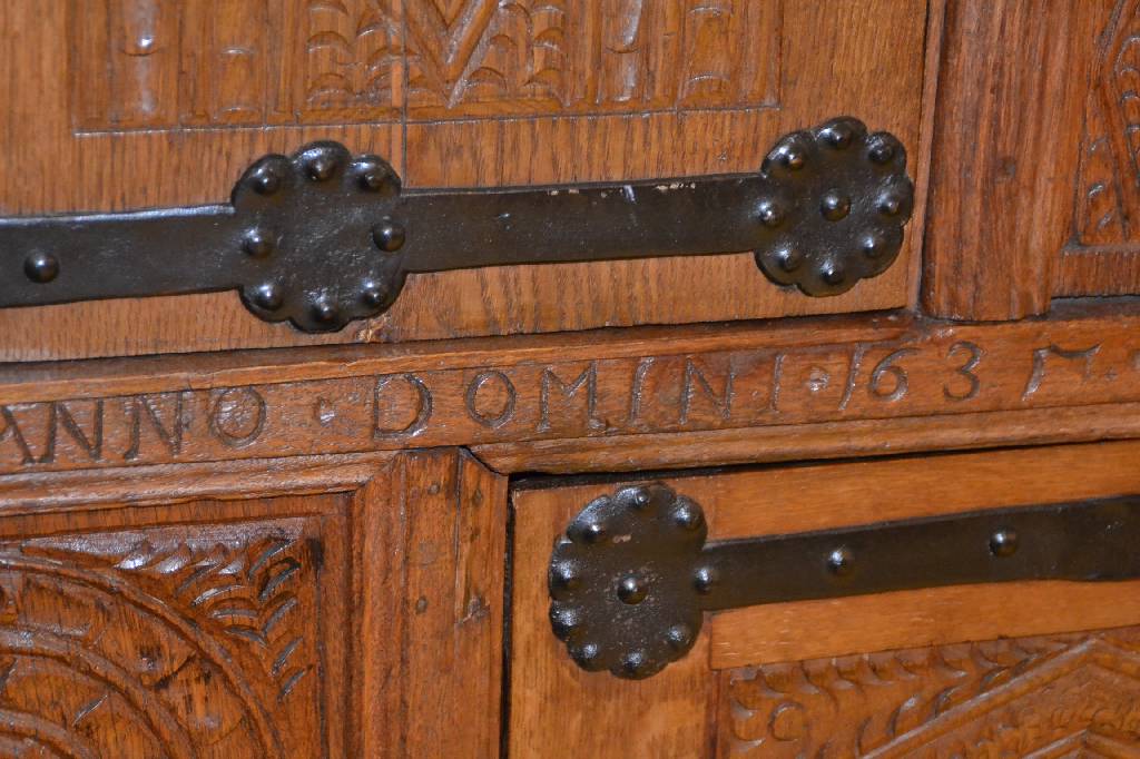 Detail d: Bauernschrank, mitteldeutsch, dat. 1638, Eiche, Kopf vielfach unterschiedlich profiliert, mit aufgesetztem Fries, 3-türig, dieses kassettiert, ...