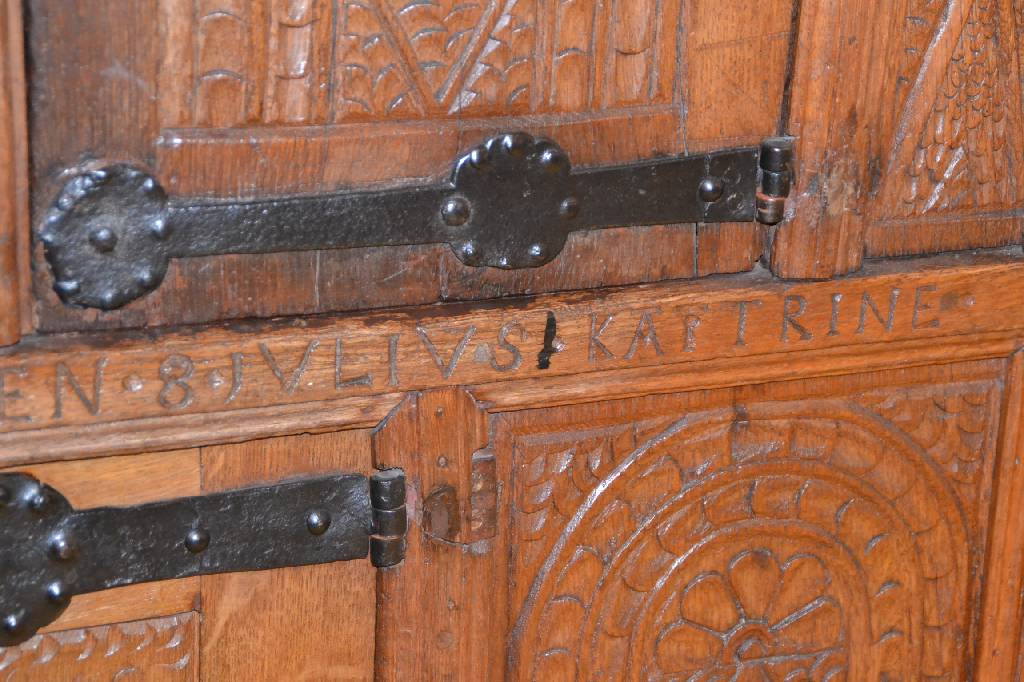 Detail e: Bauernschrank, mitteldeutsch, dat. 1638, Eiche, Kopf vielfach unterschiedlich profiliert, mit aufgesetztem Fries, 3-türig, dieses kassettiert, ...