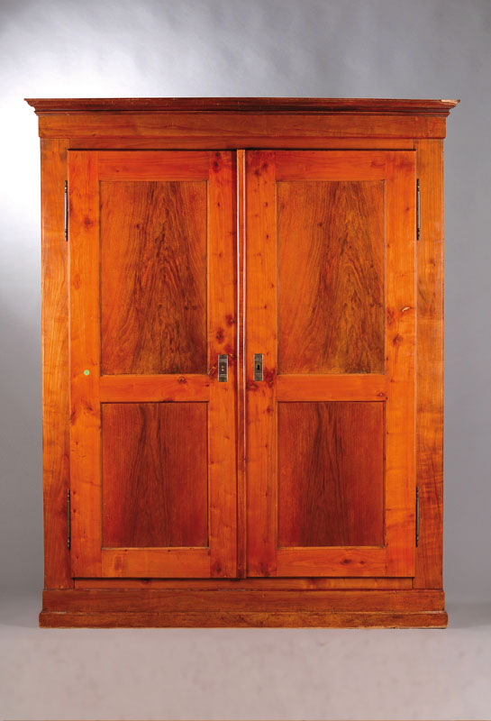 Biedermeierschrank, um 1830/40, Kirschbaumfurnier, Korpus Weichholz, Kopf vielfach unterschiedlich profiliert, Türen und Seiten je doppelt ...