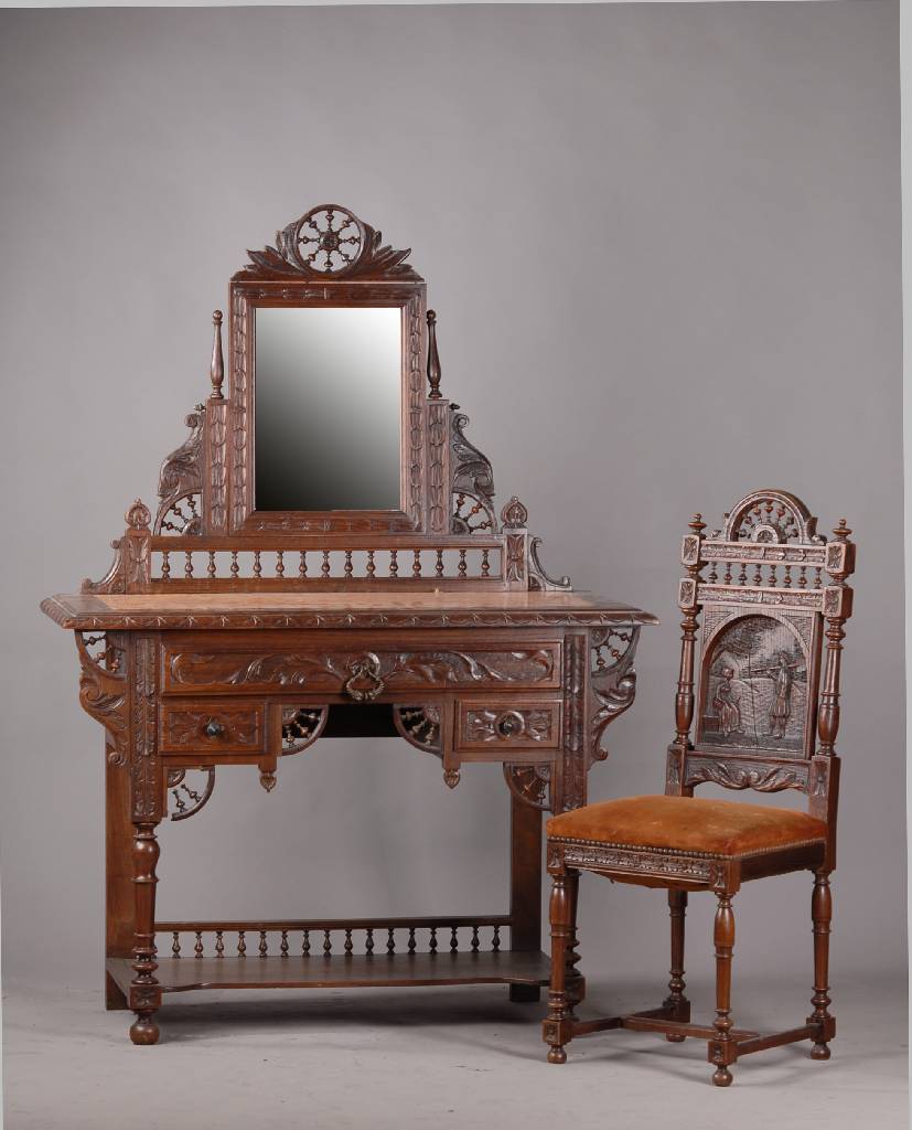 Detail a: Mädchenzimmer, um 1880-1905, Eiche massiv, Schrank, Frisiertisch, Bett, Nachttisch u. 2 Stühle, Schrank mit 4-fach getrepptem Profil, 2 Fialen, am ...