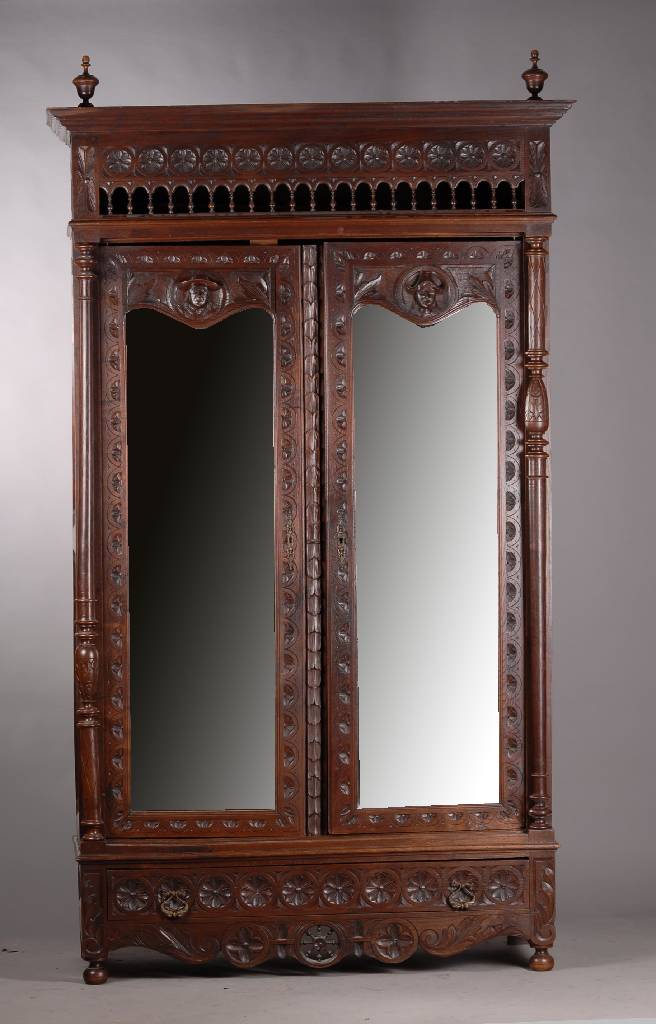 Detail b: Mädchenzimmer, um 1880-1905, Eiche massiv, Schrank, Frisiertisch, Bett, Nachttisch u. 2 Stühle, Schrank mit 4-fach getrepptem Profil, 2 Fialen, am ...