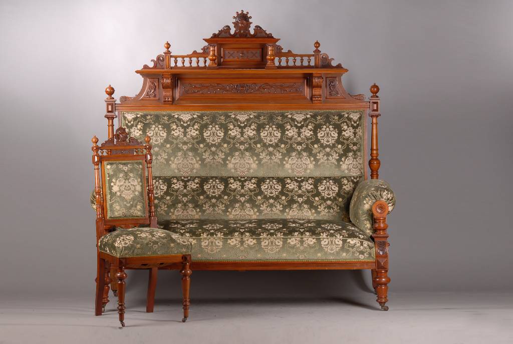 Gründerzeit-Wohnzimmer, deutsch um 1880/90, Nussbaum massiv: 3-Sitzer-Sofa, 2 Armlehnstühle, 4 Stühle u. Tisch, Sitzmöbel mit fast gleichem ...
