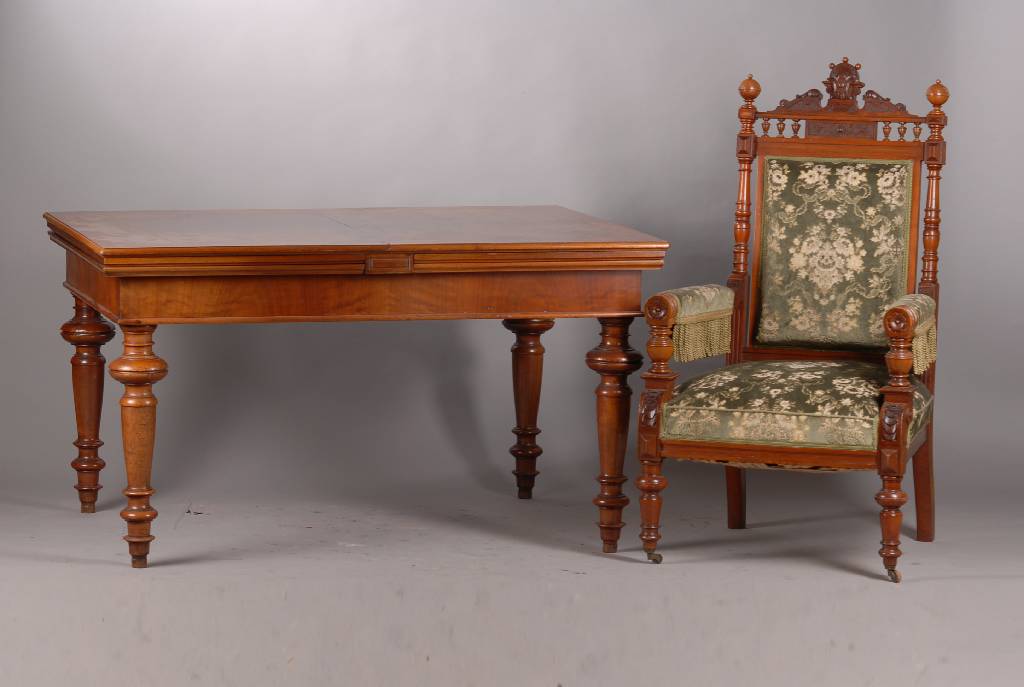 Detail a: Gründerzeit-Wohnzimmer, deutsch um 1880/90, Nussbaum massiv: 3-Sitzer-Sofa, 2 Armlehnstühle, 4 Stühle u. Tisch, Sitzmöbel mit fast gleichem ...