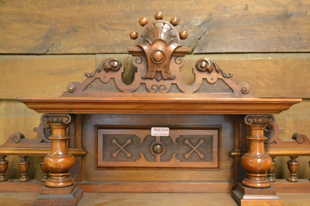 Detail b: Gründerzeit-Wohnzimmer, deutsch um 1880/90, Nussbaum massiv: 3-Sitzer-Sofa, 2 Armlehnstühle, 4 Stühle u. Tisch, Sitzmöbel mit fast gleichem ...