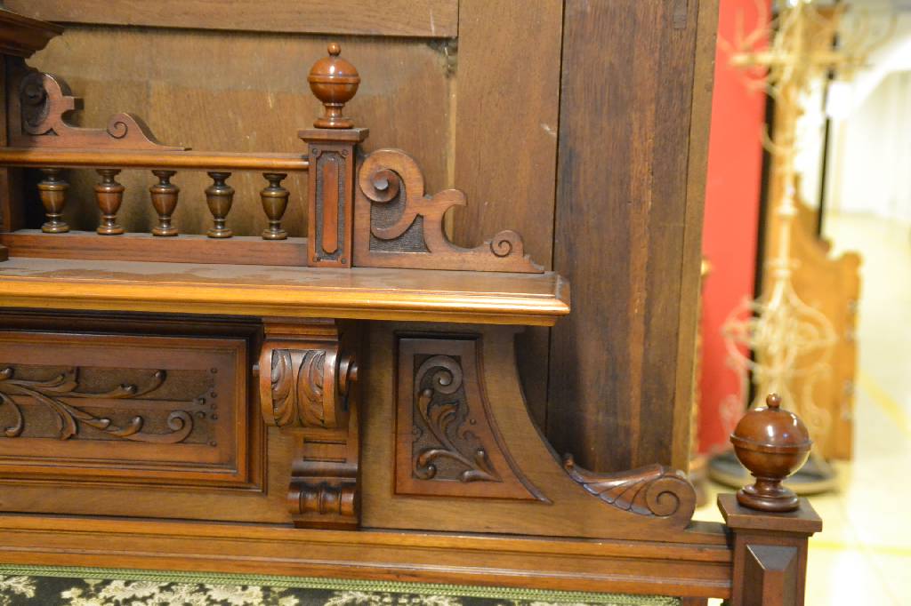 Detail c: Gründerzeit-Wohnzimmer, deutsch um 1880/90, Nussbaum massiv: 3-Sitzer-Sofa, 2 Armlehnstühle, 4 Stühle u. Tisch, Sitzmöbel mit fast gleichem ...