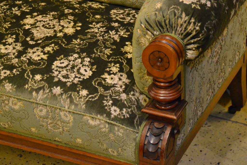 Detail d: Gründerzeit-Wohnzimmer, deutsch um 1880/90, Nussbaum massiv: 3-Sitzer-Sofa, 2 Armlehnstühle, 4 Stühle u. Tisch, Sitzmöbel mit fast gleichem ...