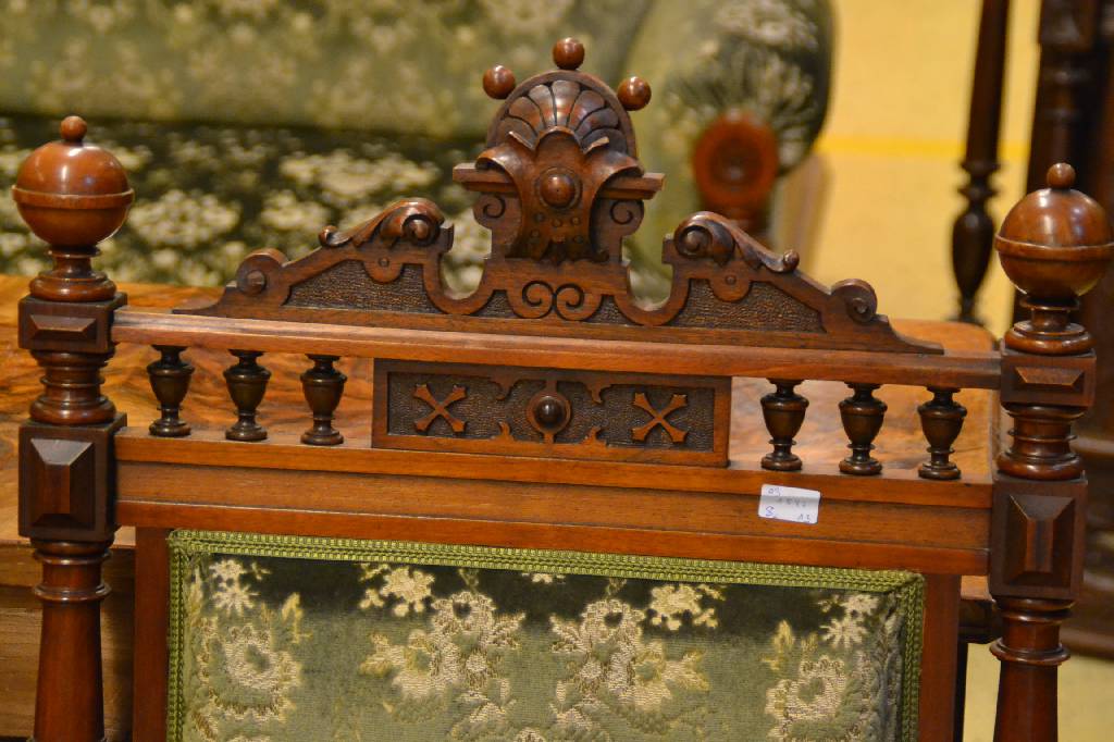 Detail e: Gründerzeit-Wohnzimmer, deutsch um 1880/90, Nussbaum massiv: 3-Sitzer-Sofa, 2 Armlehnstühle, 4 Stühle u. Tisch, Sitzmöbel mit fast gleichem ...
