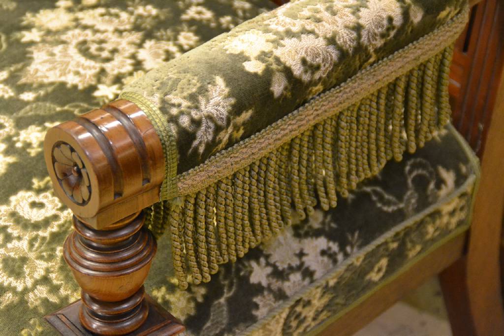 Detail f: Gründerzeit-Wohnzimmer, deutsch um 1880/90, Nussbaum massiv: 3-Sitzer-Sofa, 2 Armlehnstühle, 4 Stühle u. Tisch, Sitzmöbel mit fast gleichem ...