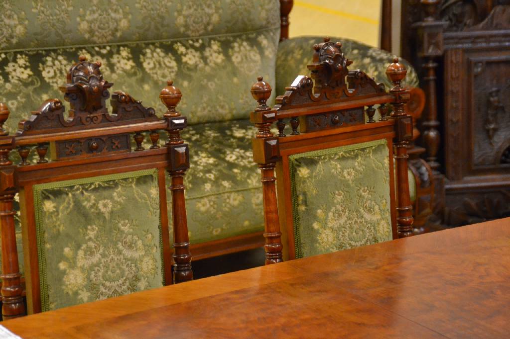 Detail g: Gründerzeit-Wohnzimmer, deutsch um 1880/90, Nussbaum massiv: 3-Sitzer-Sofa, 2 Armlehnstühle, 4 Stühle u. Tisch, Sitzmöbel mit fast gleichem ...