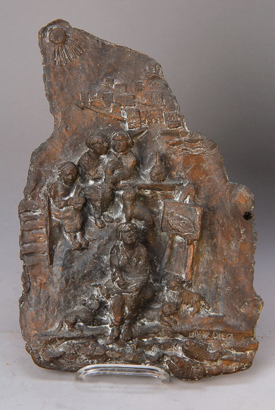 Lothar, Dietz, 1896-1976, Münchner Bildhauer, Bronzerelief von bäuerlicher Szene, asymmetrisch angeordnete Uferlandschaft mit Fischen, dahinter ...