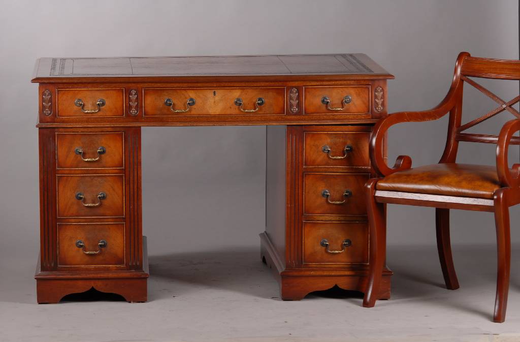 Schreibtisch, sog. Partner-Desk mit Armlehnstuhl, England, 20.Jh., Eiche massiv, von beiden Seiten nutzbar, Platte mit punziertem Leder beschlagen, ...