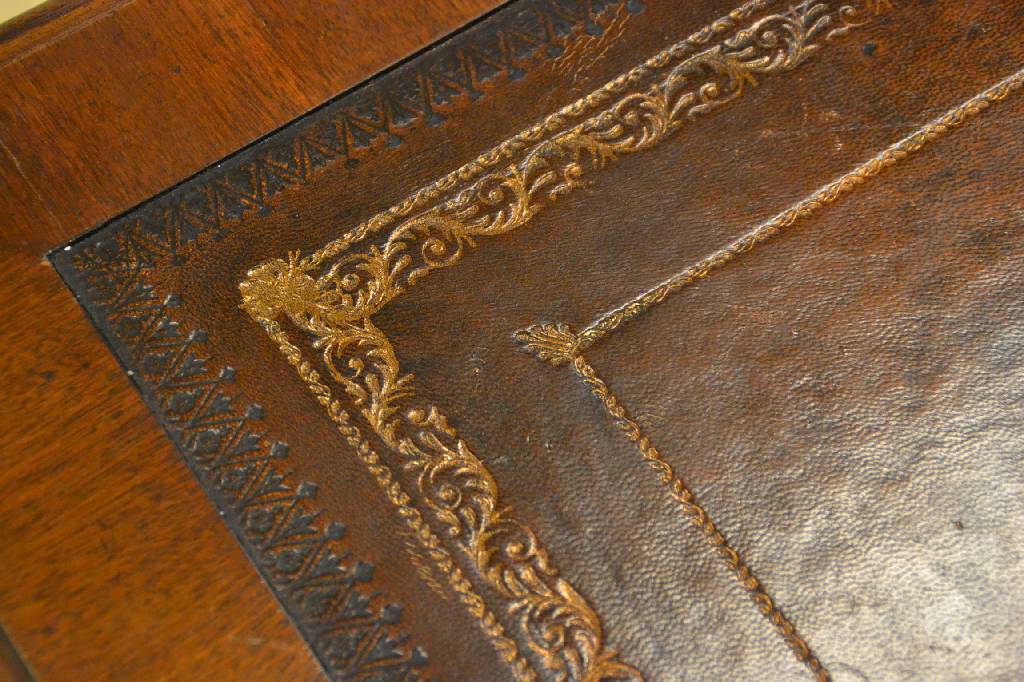 Detail a: Schreibtisch, sog. Partner-Desk mit Armlehnstuhl, England, 20.Jh., Eiche massiv, von beiden Seiten nutzbar, Platte mit punziertem Leder beschlagen, ...