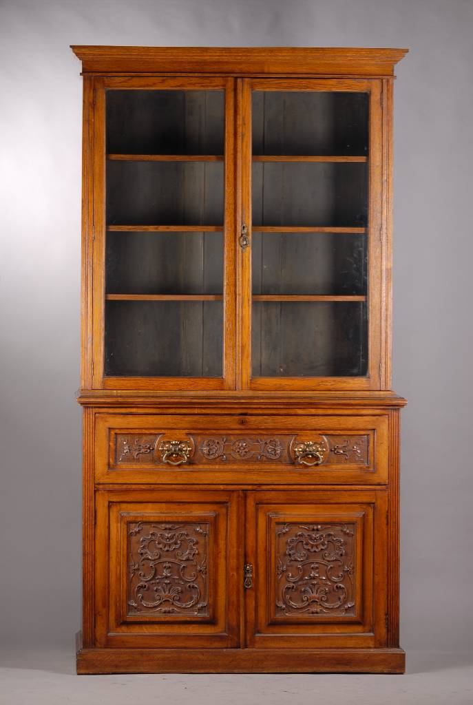 Schreibkommode mit Vitrinenaufsatz, England um 1870, Eiche massiv, Aufsatz 4-fach getreppt u. unterschiedlich profiliert, 2- türig, Frontseitig ...