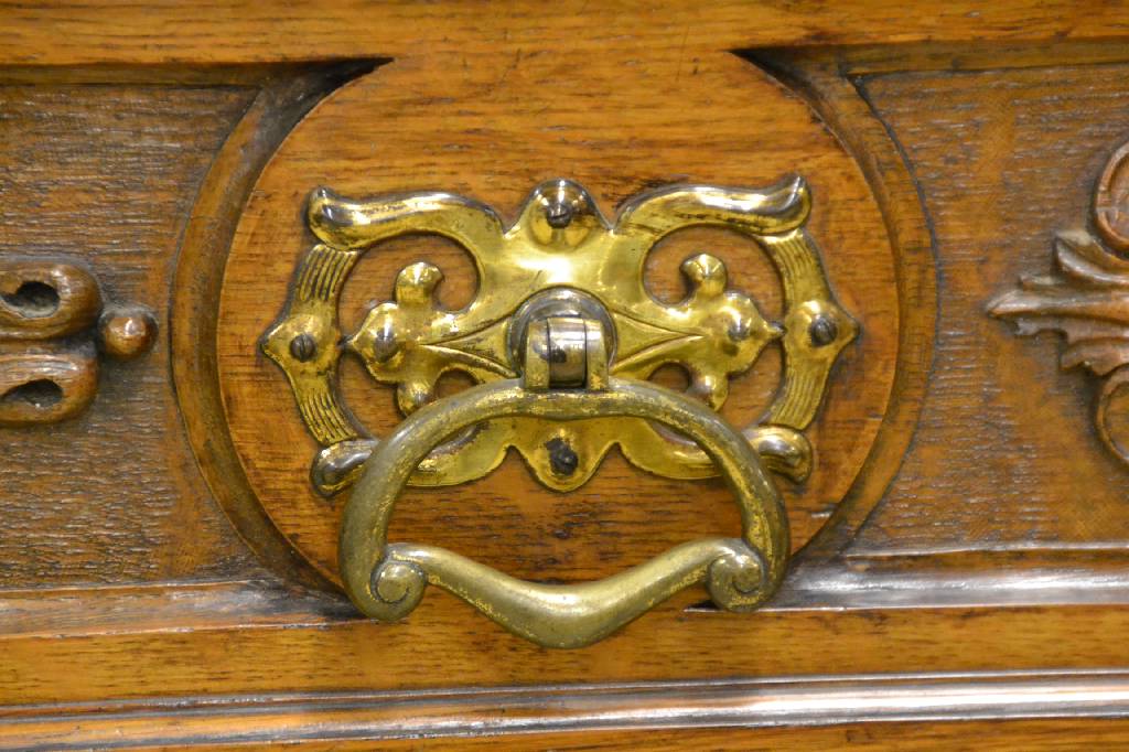 Detail a: Schreibkommode mit Vitrinenaufsatz, England um 1870, Eiche massiv, Aufsatz 4-fach getreppt u. unterschiedlich profiliert, 2- türig, Frontseitig ...