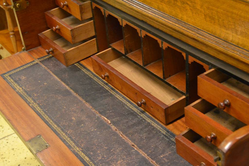 Detail c: Schreibkommode mit Vitrinenaufsatz, England um 1870, Eiche massiv, Aufsatz 4-fach getreppt u. unterschiedlich profiliert, 2- türig, Frontseitig ...
