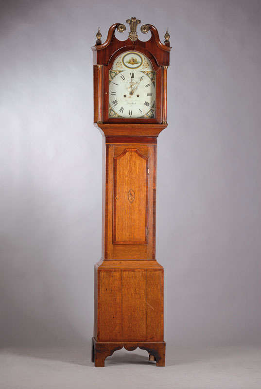 Standuhr, England um 1820, Eiche, Mahagoni, Sockel spannungsrissig, Messingapplikationen, Bogenzifferblatt, sign. Hull, Sleaford, reich verzierte ...