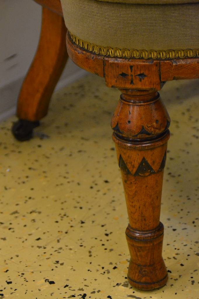 Detail b: Armlehnstuhl mit Beistelltisch, England, um 1900, Stuhl: Eiche, mit grünem Samtbezug undkleinen Flachschnitzereien, gebogte Lehne, H. ca. 86 cm, Sh. ...