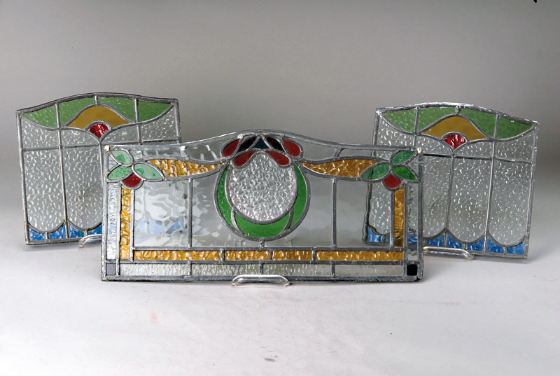 Drei Bleiglasfenster, um 1900-10, aus bunten und teils reliefierten Glasteilen, 2 mal ca. 26x28cm, einmal ca. 26x54cm