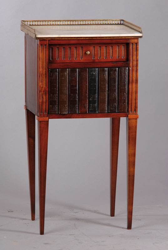 Pfeilerschränkchen, Frankreich, um 1900/10, nach Vorbild von 1780/90, Korpus Weichholz , Mahagonifurnier, Front verlaufend, Lisenen doppelt ...