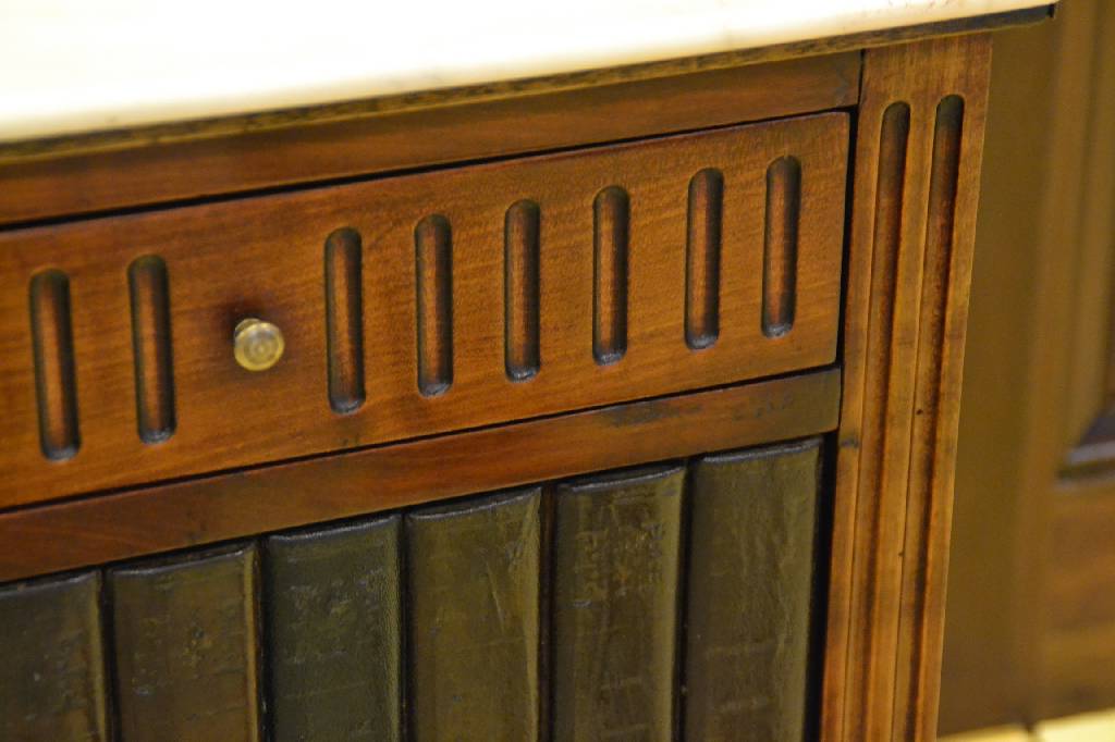 Detail a: Pfeilerschränkchen, Frankreich, um 1900/10, nach Vorbild von 1780/90, Korpus Weichholz , Mahagonifurnier, Front verlaufend, Lisenen doppelt ...