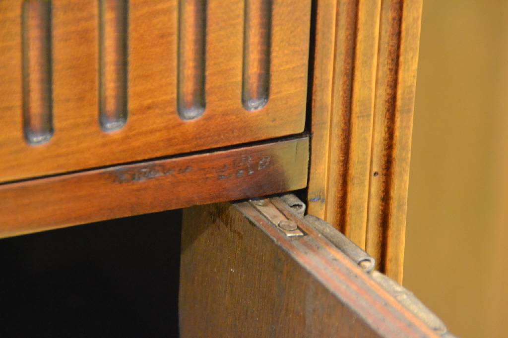 Detail b: Pfeilerschränkchen, Frankreich, um 1900/10, nach Vorbild von 1780/90, Korpus Weichholz , Mahagonifurnier, Front verlaufend, Lisenen doppelt ...