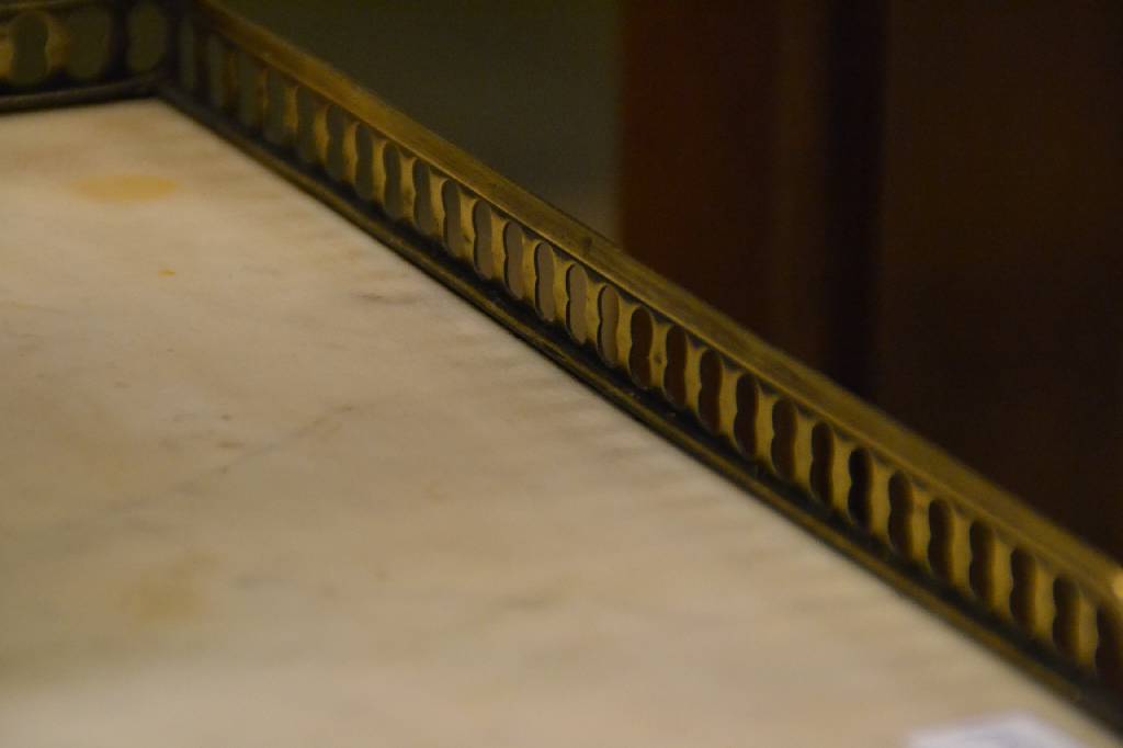 Detail c: Pfeilerschränkchen, Frankreich, um 1900/10, nach Vorbild von 1780/90, Korpus Weichholz , Mahagonifurnier, Front verlaufend, Lisenen doppelt ...