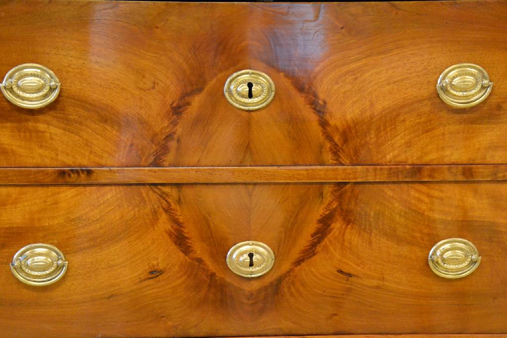 Detail a: Schranksekretär, süddeutsch, um 1825-30, Nussbaum massiv, Front Wurzelnuss, 8-fach gespiegelt, Originalbeschläge, Oberteil mit Klappe, Unterteil ...