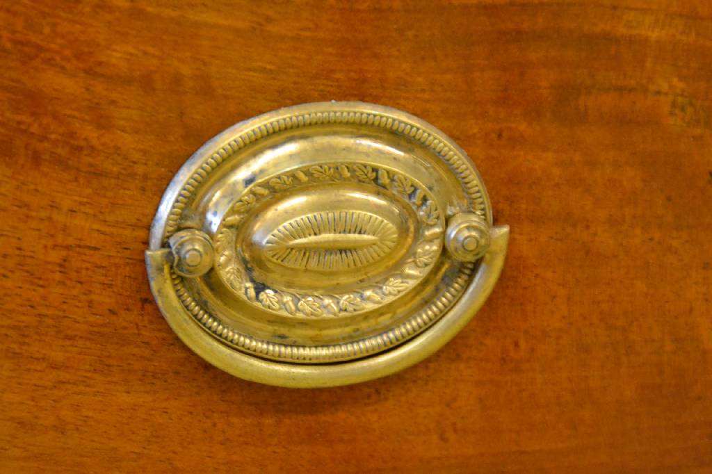 Detail b: Schranksekretär, süddeutsch, um 1825-30, Nussbaum massiv, Front Wurzelnuss, 8-fach gespiegelt, Originalbeschläge, Oberteil mit Klappe, Unterteil ...