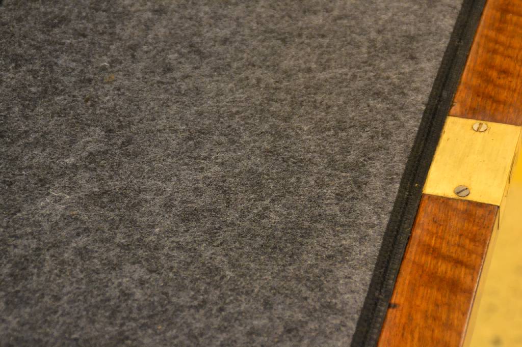 Detail d: Schranksekretär, süddeutsch, um 1825-30, Nussbaum massiv, Front Wurzelnuss, 8-fach gespiegelt, Originalbeschläge, Oberteil mit Klappe, Unterteil ...