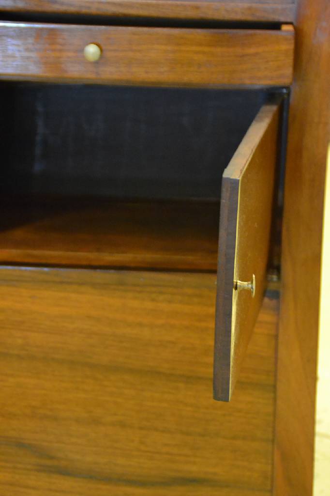 Detail a: Ausgefallene Kommode, süddeutsch, um 1820-30, Korpus Weichholz, Front Nussbaum massiv, Oberteil aufklappbar, ursprünglich als Schminkschrank ...