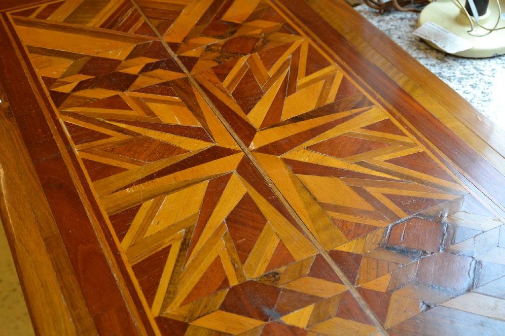 Detail a: Kommode, wohl Portugal um 1900, 4-schübig, unter Verwendung von Teilen aus dem 18. Jh., Korpus Weichholz, Nußbaumfurnier, geometrischeIntarsien in ...