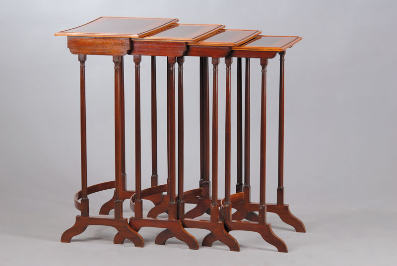 Satz aus vier Beistelltischchen, England um 1910, sog. Nest of Tables, Mahagoni und Walnuß mit Intarsien, in sich zusammen zu schieben, wohnfertig ...