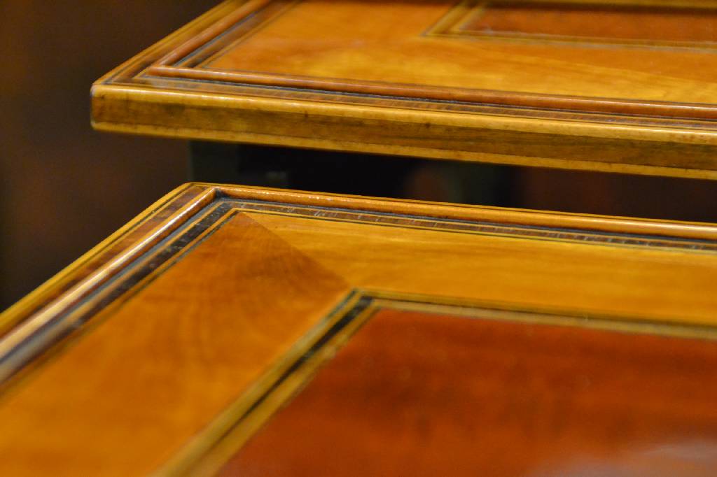 Detail a: Satz aus vier Beistelltischchen, England um 1910, sog. Nest of Tables, Mahagoni und Walnuß mit Intarsien, in sich zusammen zu schieben, wohnfertig ...