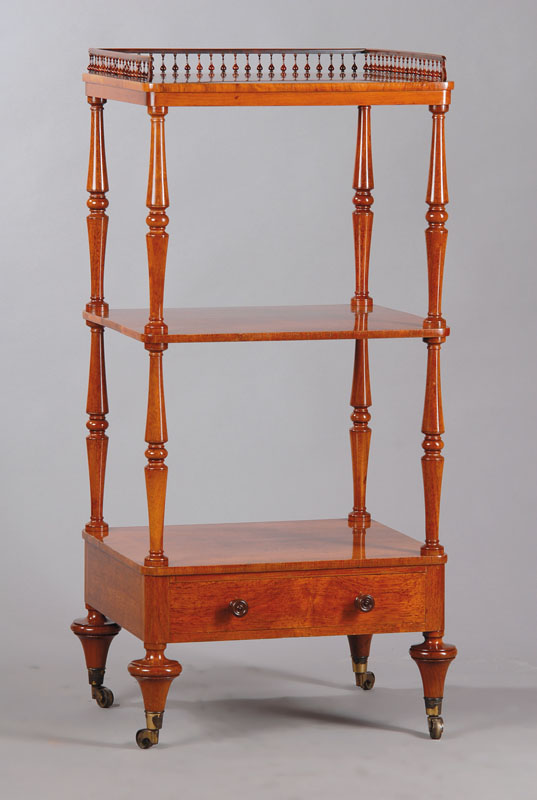Etagere, England um 1810-20, George III., drei Ablagen u. 1 Schub, oberste mit kleiner Balustrade, schöne Drechselarbeit, feine Schellack-Politur, ...