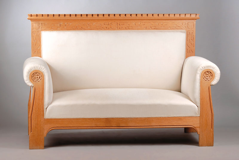 Sofa, deutsch um 1895-1905, Eiche massiv, im sog. germanischen Stil, Lehne mit Schnitzereien aus dem Vollholz und Zahnfries, alte Polsterung, Bezug ...