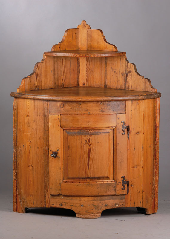 Eckschrank, süddeutsch um 1800-20, Weichholz, einfach gebogt, Inlet doppelt getreppt, ursprünglich bunt bemalt, ca. 124x96x73cm, alte Restaurierung